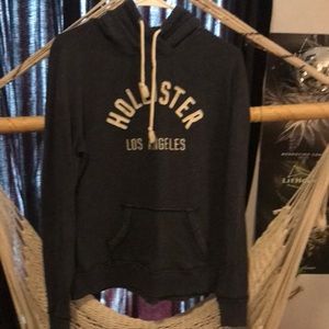 Comfortable navy blue Hollister sweatshirt!